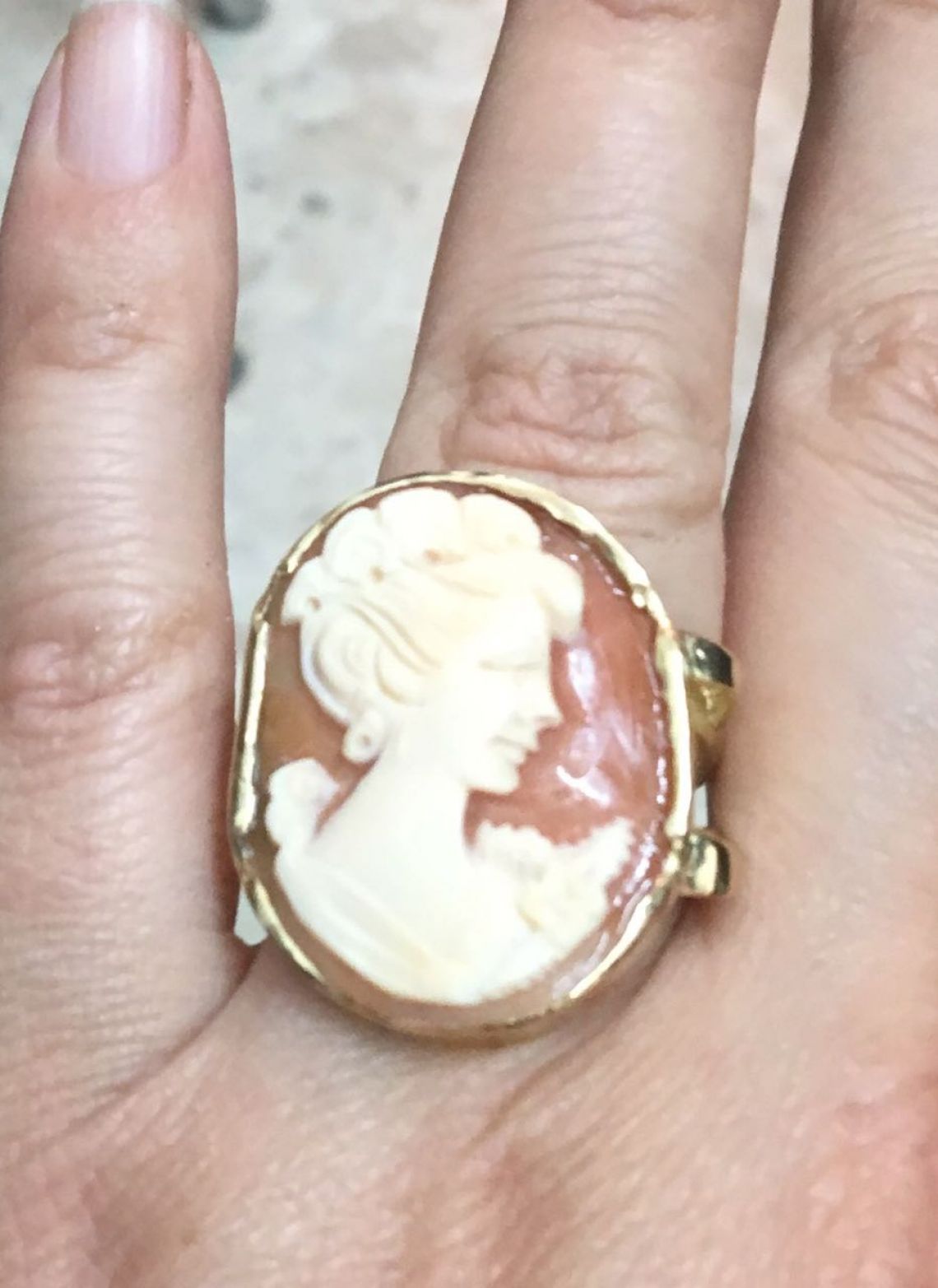 Anello oro giallo con cammeo centrale 