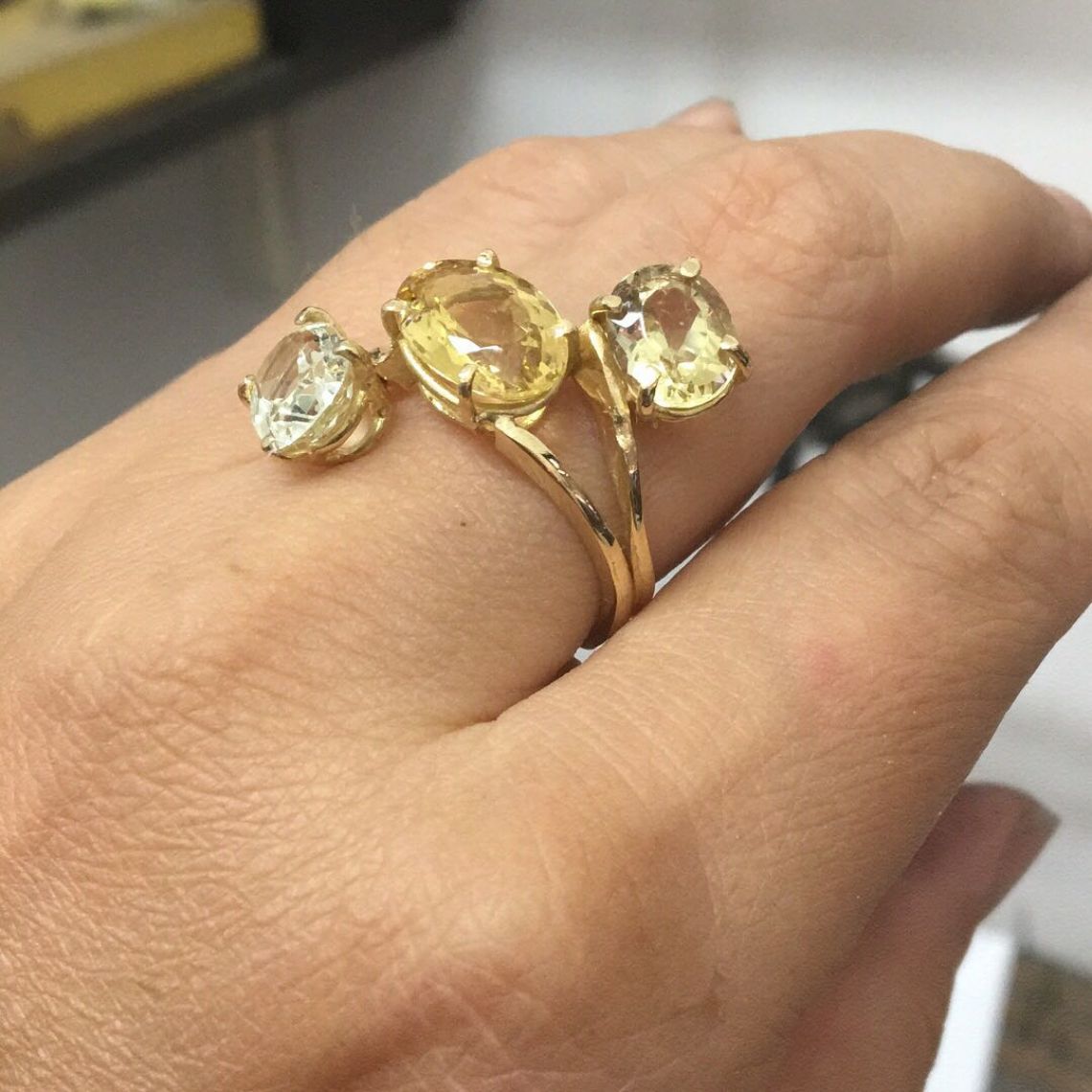 Realizzazione anello topazi gialli in  oro 750