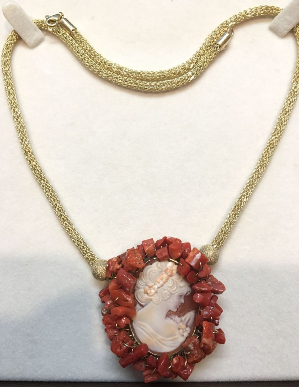 Collana tubolare in oro con pendente cammeo con corona di corallo