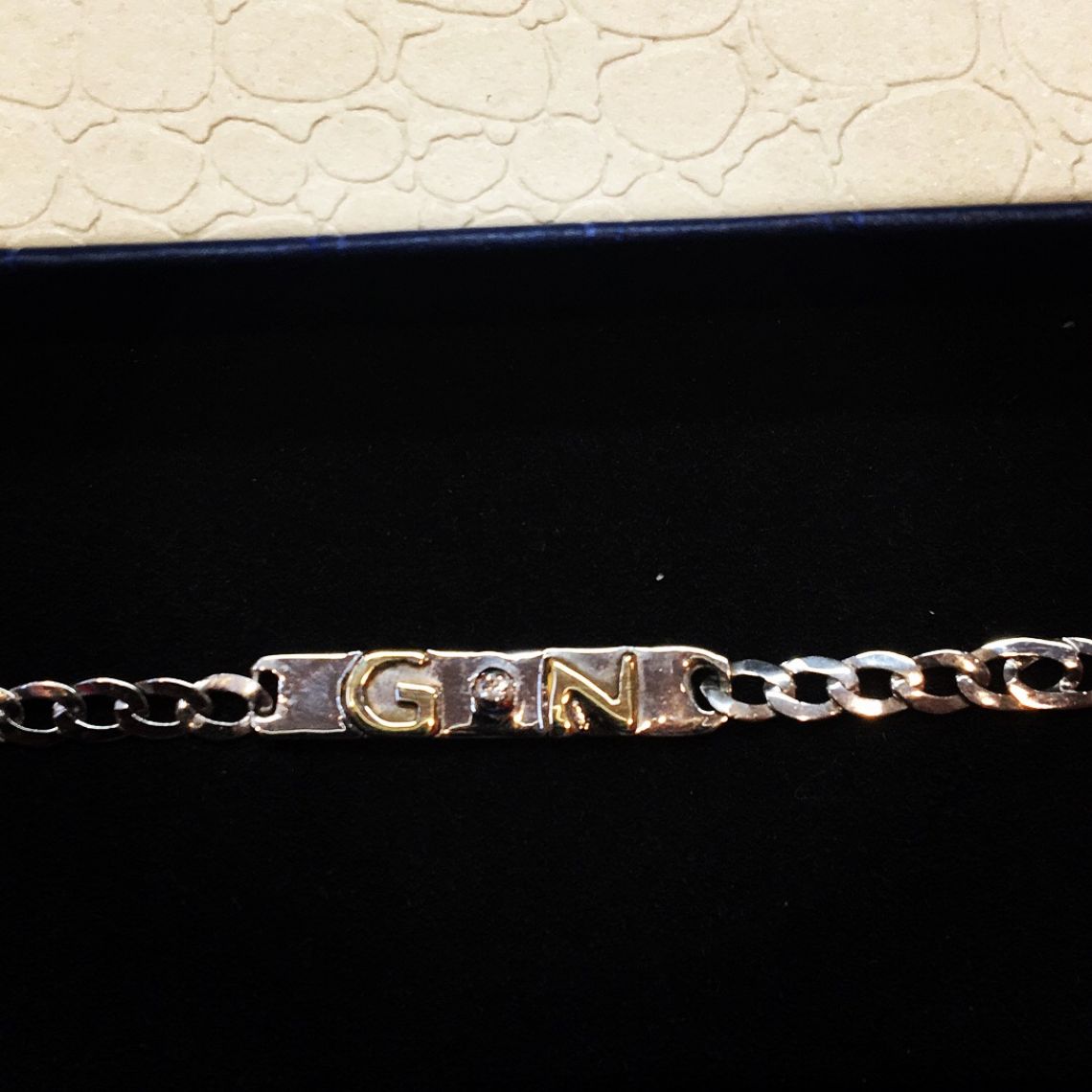Bracciale in oro bianco iniziali a rilievo in oro giallo diamante centrale