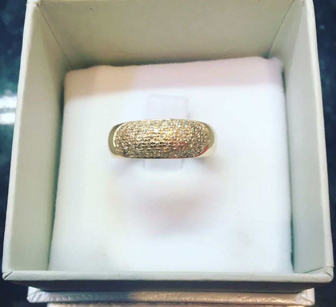 Anello in oro giallo con pavé di diamanti 