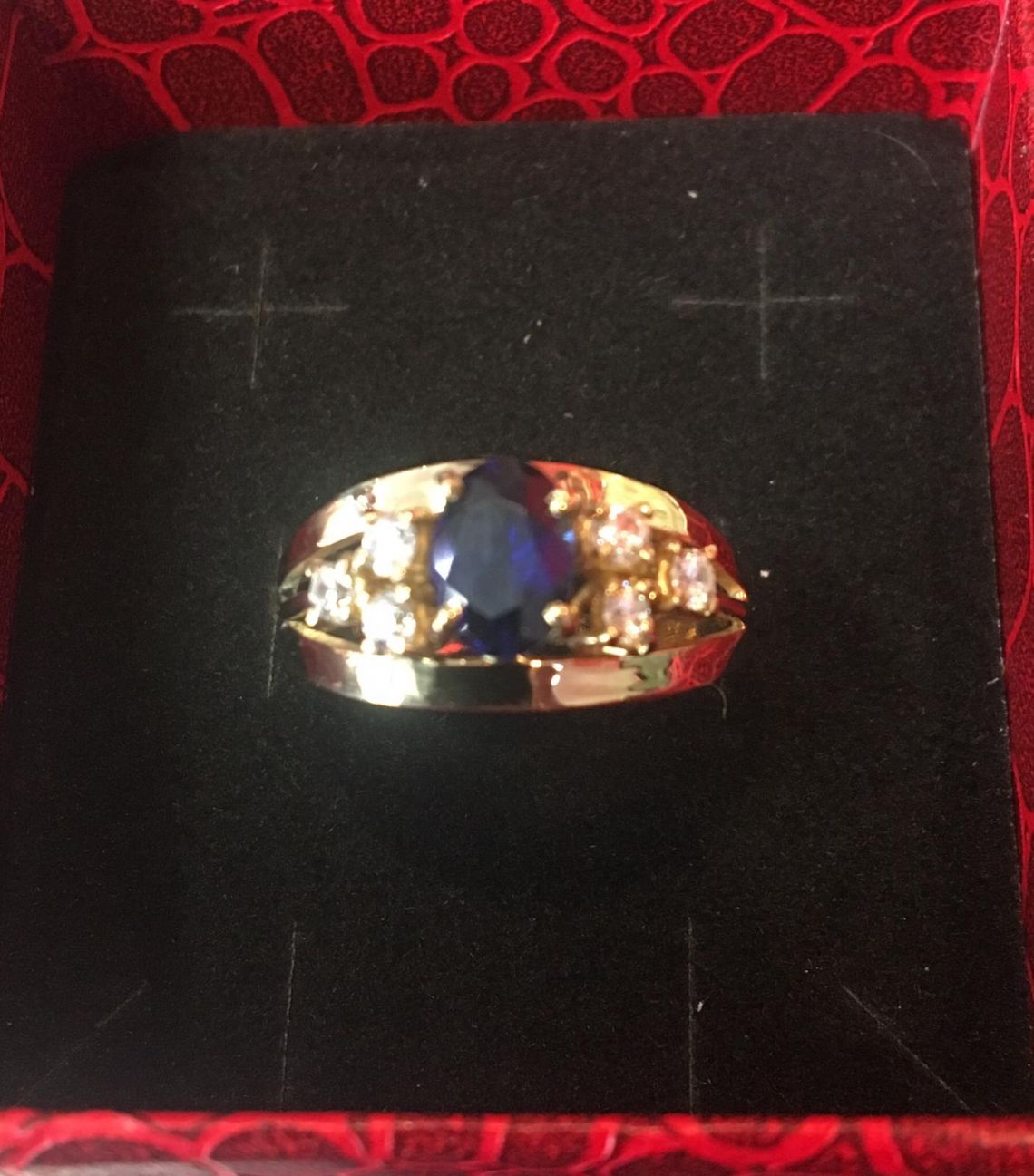 Anello in oro giallo, zirconi e zaffiro sintetico.