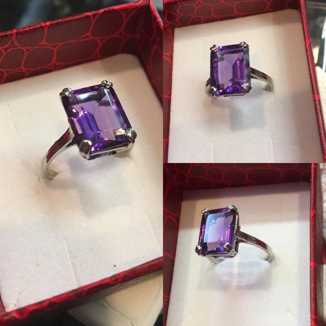 Anello oro bianco con ametista montatura a griffe.
