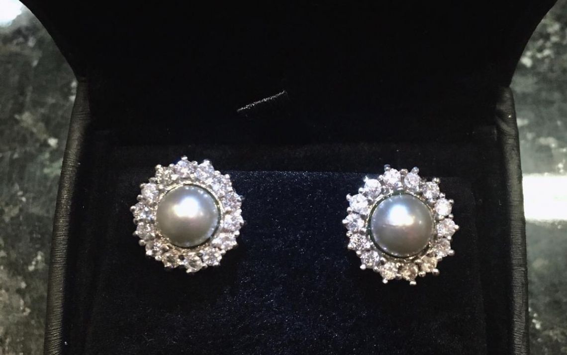 Orecchini in oro bianco perla naturale e diamanti