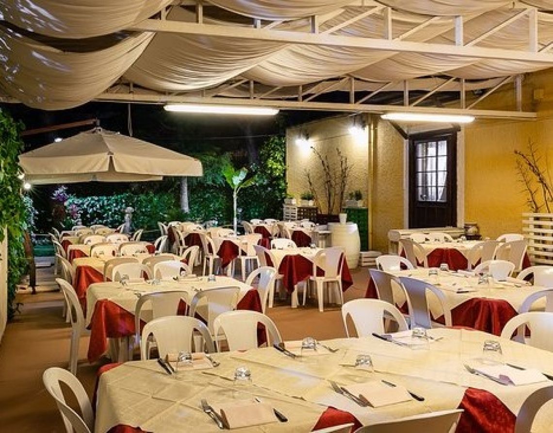 Ristorante con tavoli all'aperto 