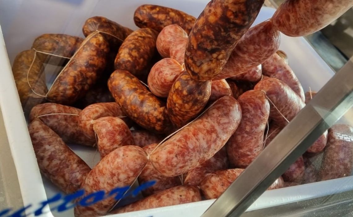 Salsicce nostrane fatte a mano di produzione propria - Porchetta La Gustosa