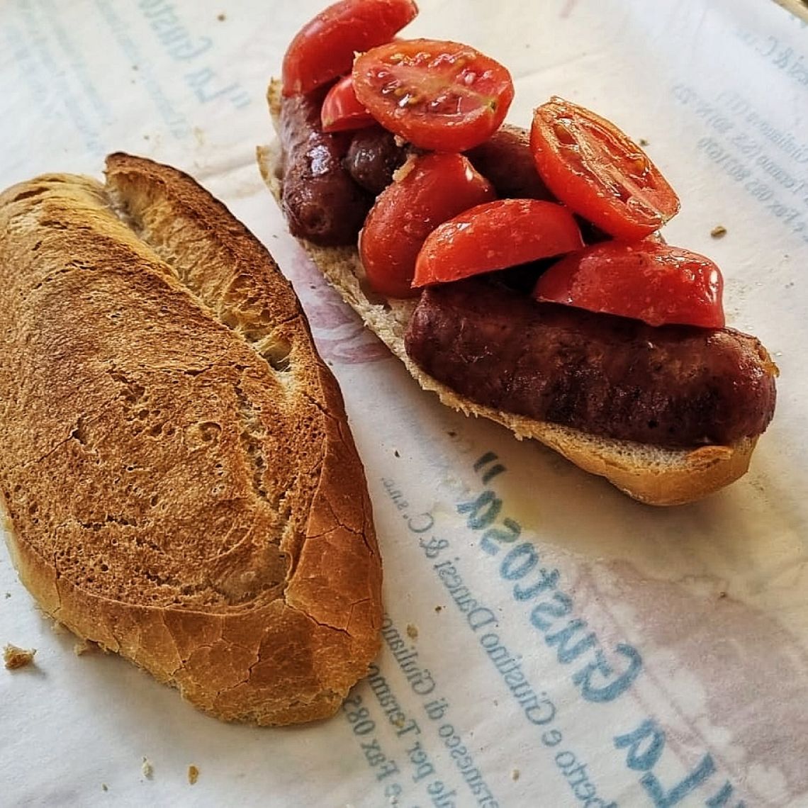 Panino con la Salsiccia e Pomodori - Porchetta La Gustosa
